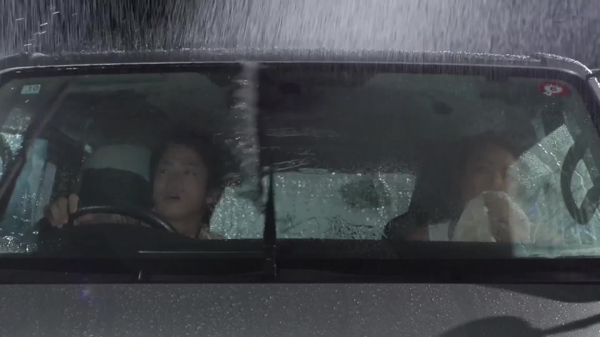 セックスの現場 現場先が記録的豪雨で女上司と車中泊する事に…嵐を怖がる上司に抱きつかれ興奮おさまらず朝まで一晩中交わりあった絶倫不倫カーセックス 三岳ゆうな -  無料エロ動画 - FANZA無料動画